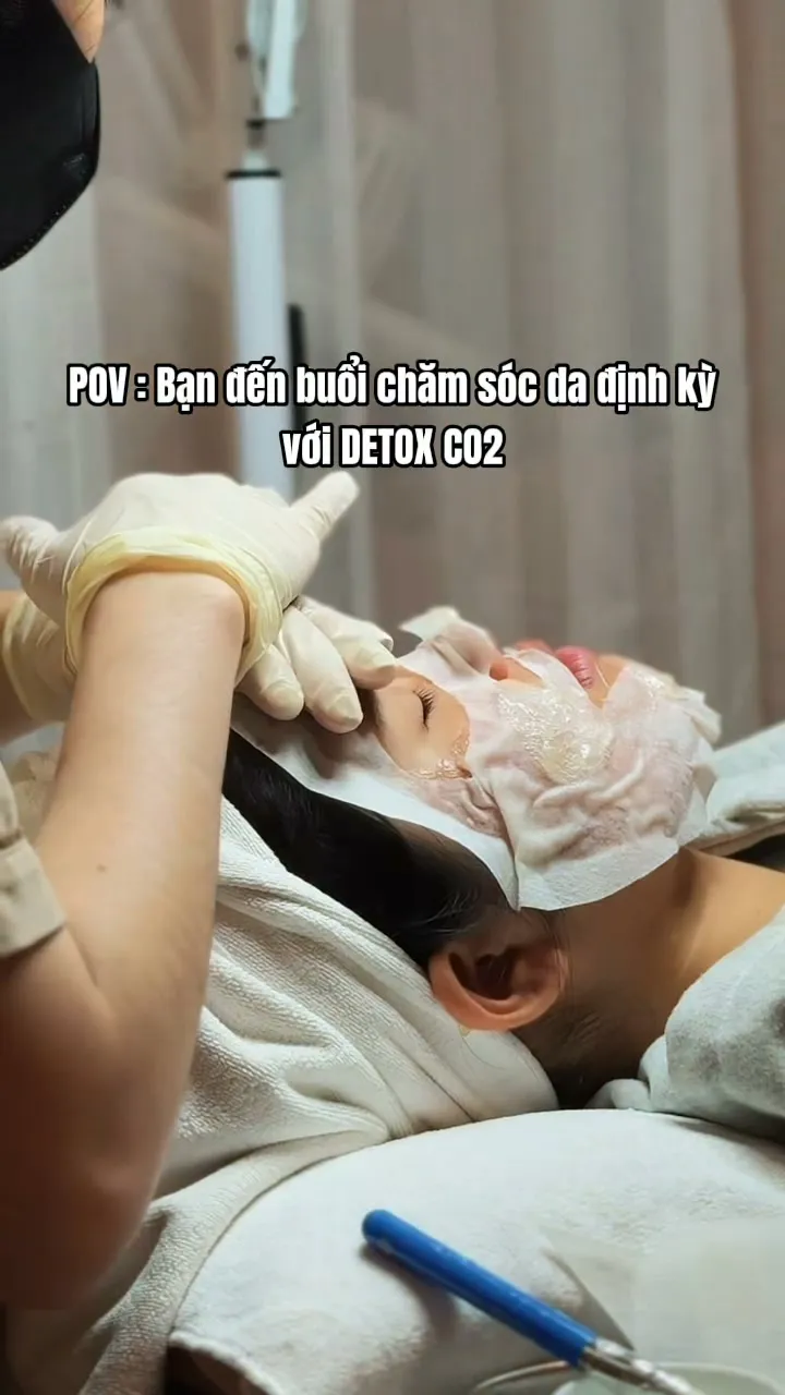Kỹ thuật viên dán mặt nạ gel trong liệu trình detox CO2 thải độc da