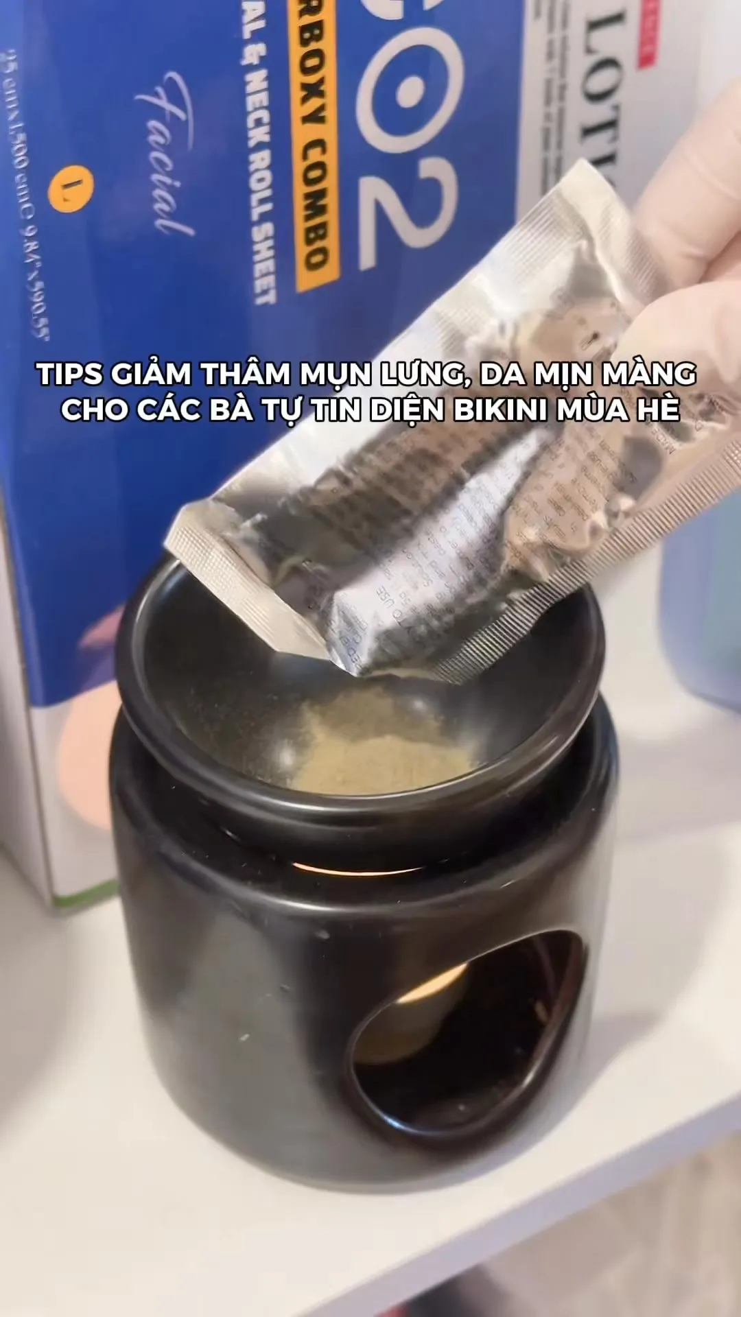 Chuẩn bị bột tảo cho liệu trình xử lý thâm mụn lưng