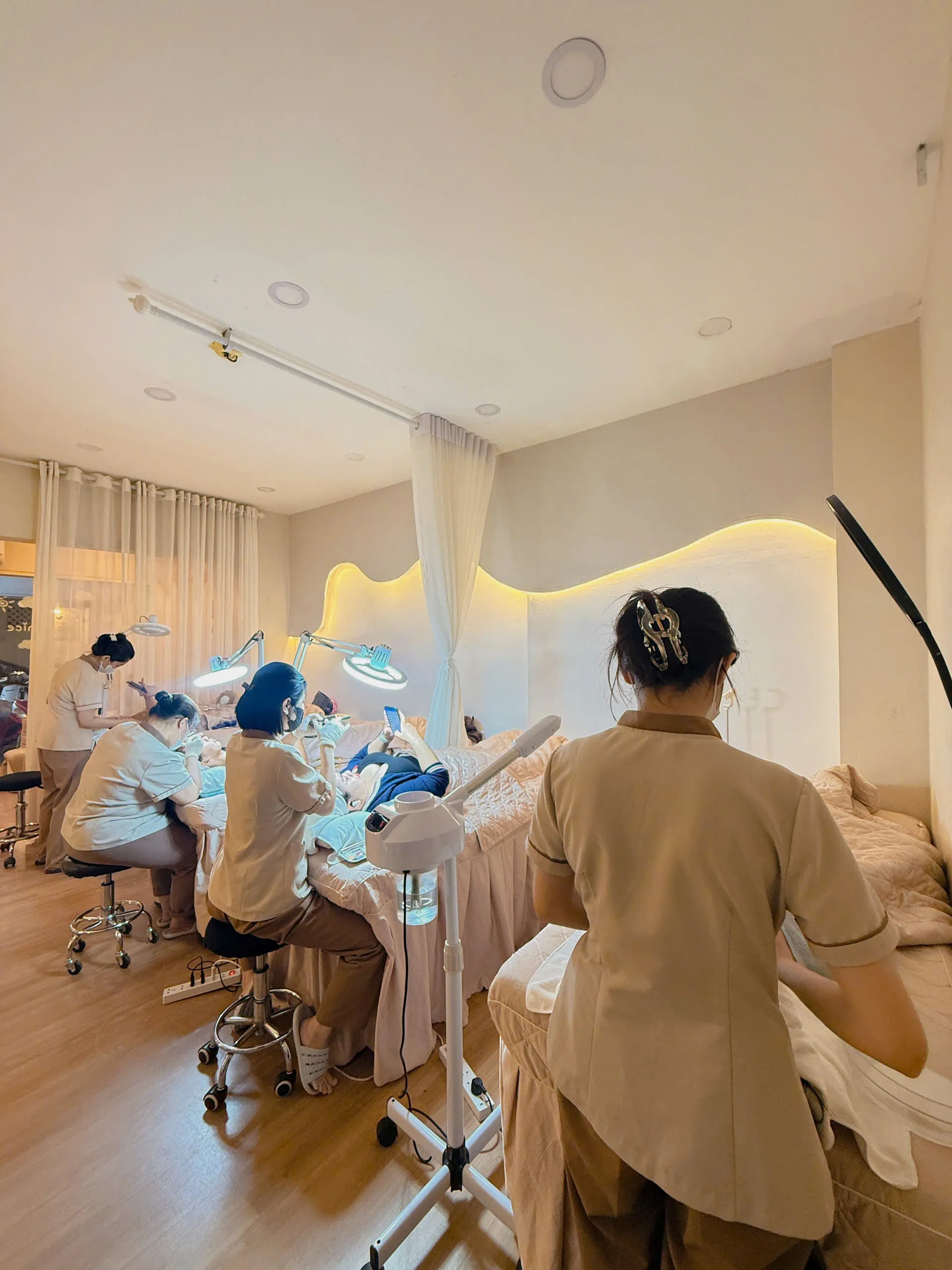 Chuyên viên chăm sóc da cho khách tại Nhung Hong Le Spa
