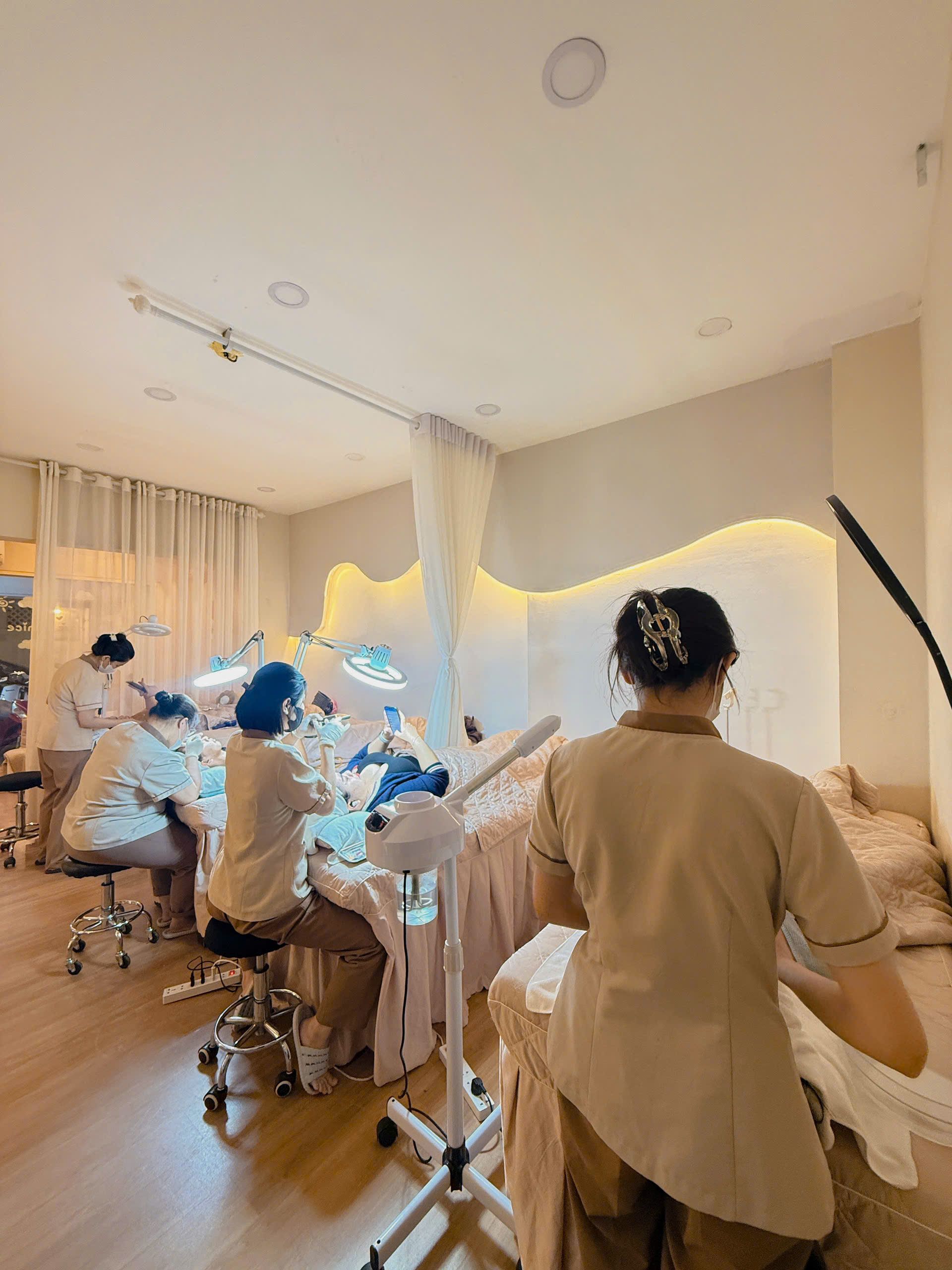 Không gian phòng chăm sóc da và peel chuyên sâu tại Nhung Hong Le Spa Phú Nhuận