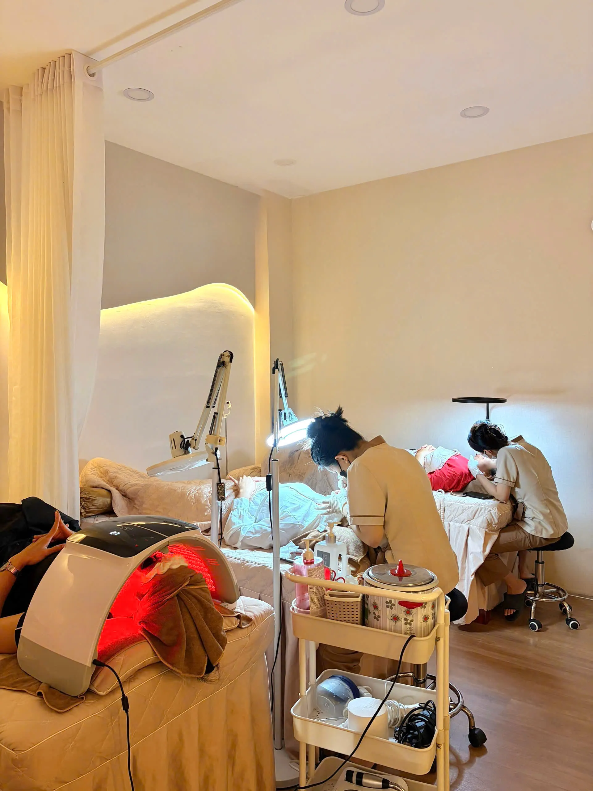 Giường trị liệu và máy ánh sáng