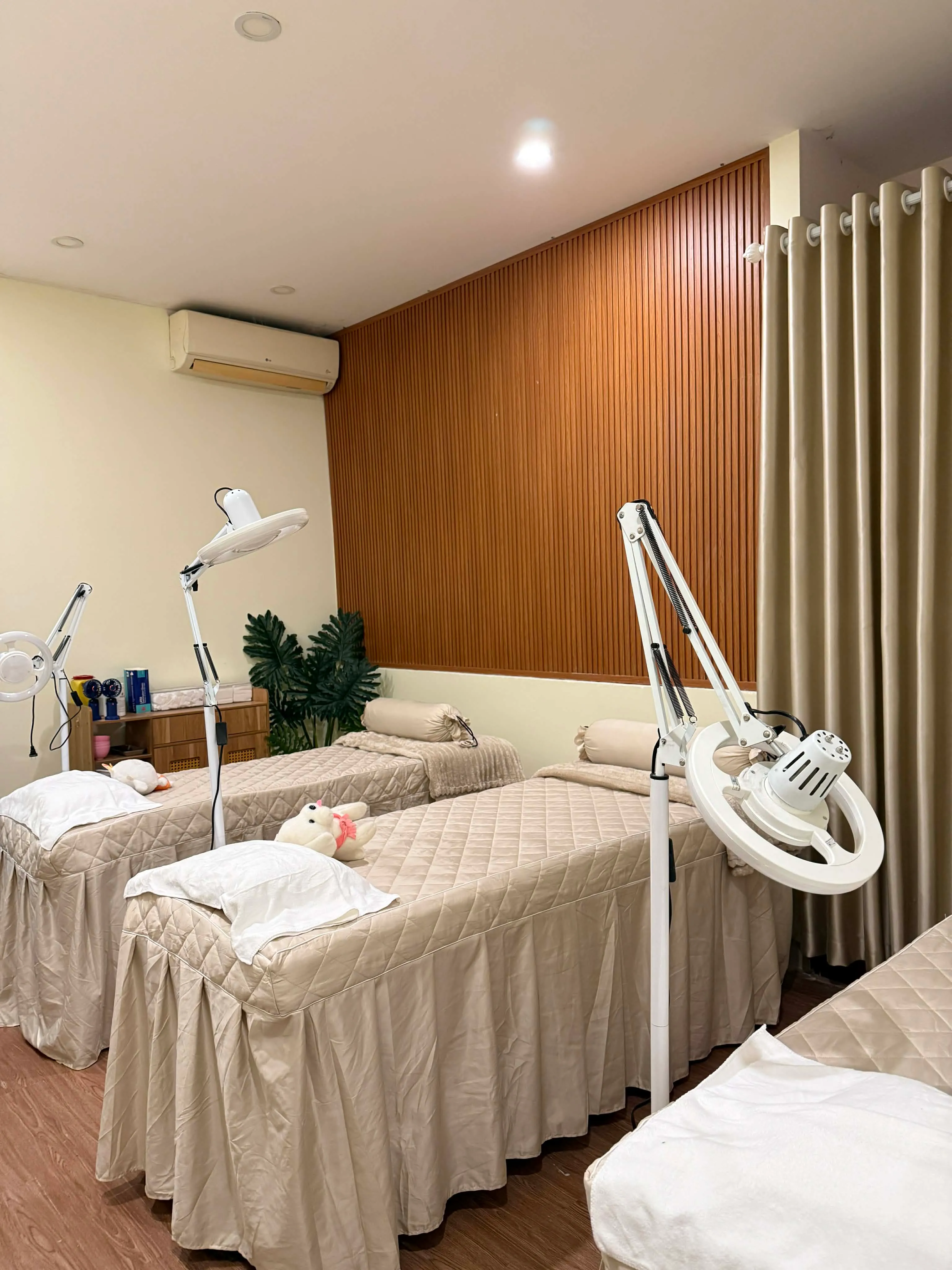 Hai giường facial và đèn soi da