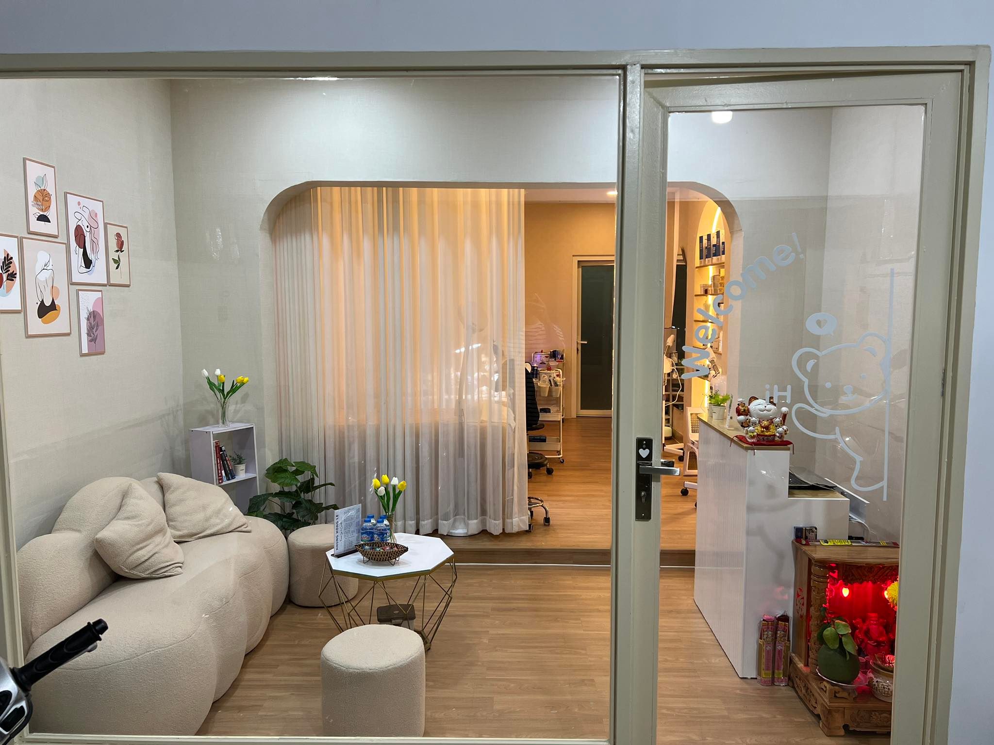 Không gian phòng chờ và giường chăm sóc da yên tĩnh tại Nhung Hong Le Spa