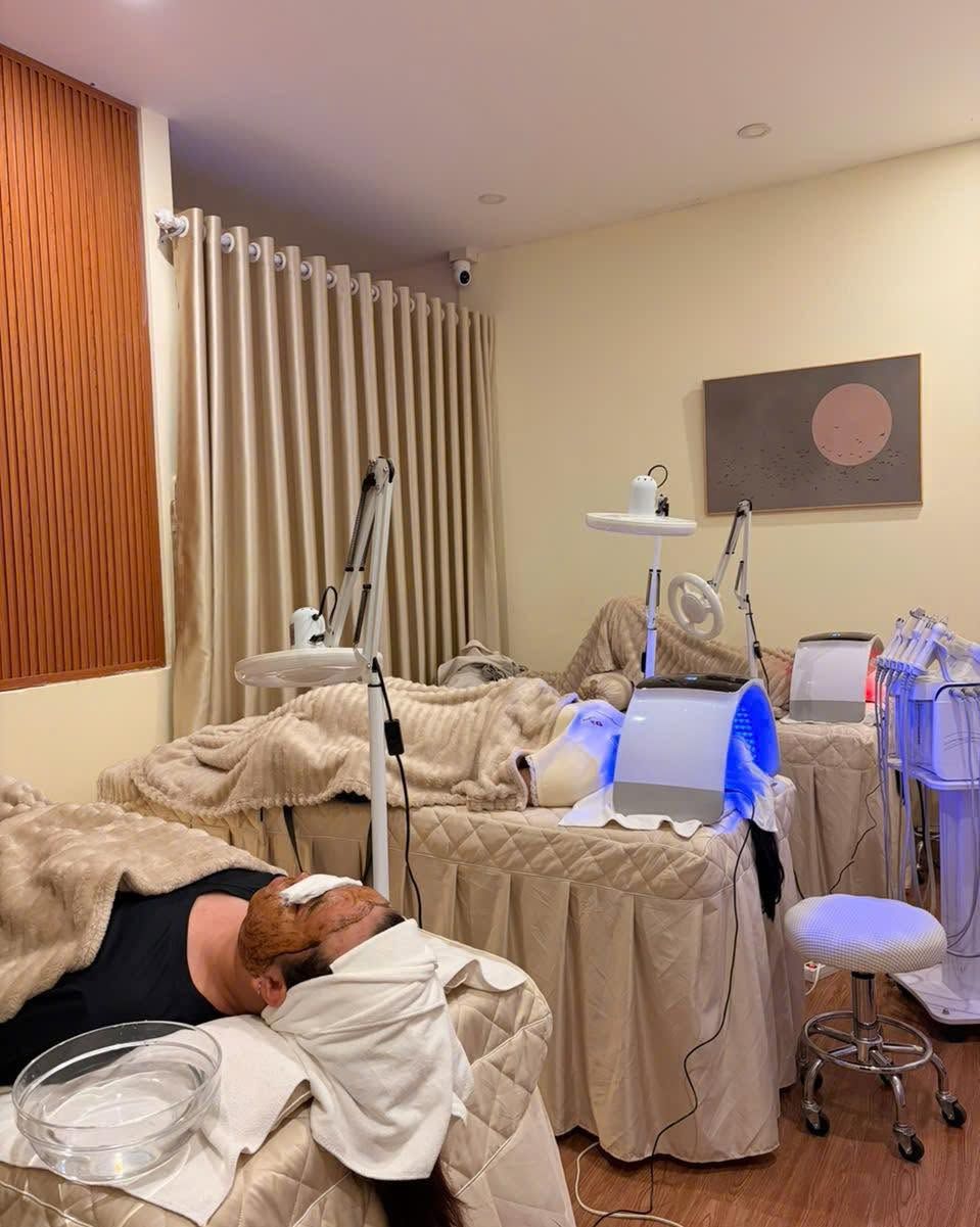 Khách nằm đắp mặt nạ tảo màu nâu trong phòng hai giường, đèn LED đặt phía trên